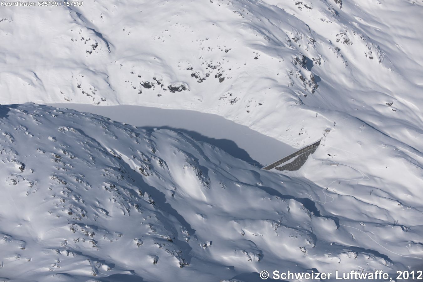 Lago di Lucendro, Position 2'685'186.30, 1'157'585.92 Die 68.5 Meter hohe Gewichtsstaumauer mit einer Kronenlänge von 270 Metern wurde zwischen 1942 und 45 errichtet. Der Stausee fasst 25 Millionen m3 Wasser. Ein Druckstollen verbindet das Lucendrowasser mit dem Zulaufschacht des Sellasees (Position 2'688'629.73, 1'157'028.75) am Monte Prosa.